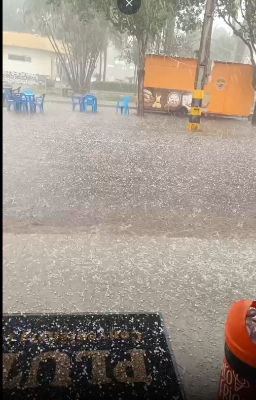  um forte temporal de granizo atingi a cidade de chapadão do sul neste momento.