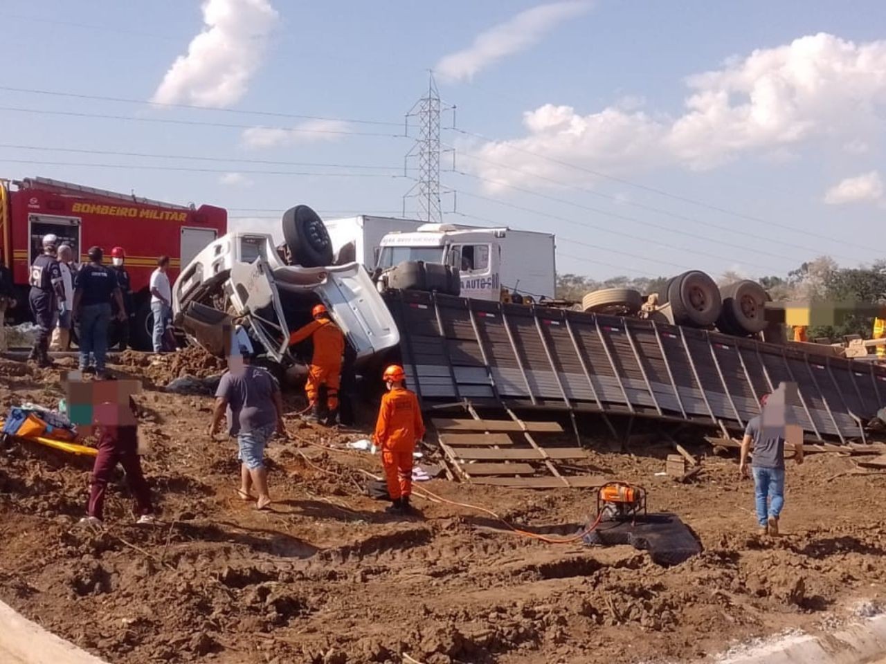 Força-tarefa mobiliza Exército, Bombeiros e Samu para resgatar motorista preso em caminhão na B...