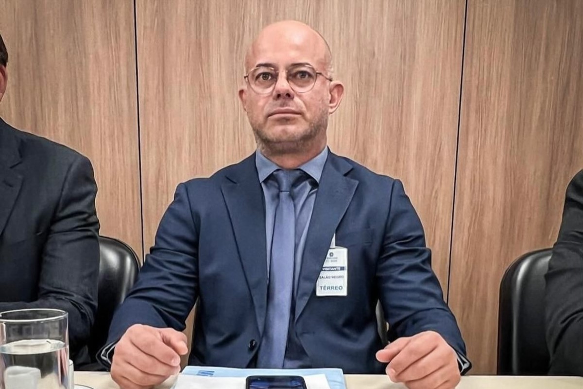 'Delegado de elite' que combatia tráfico é preso suspeito de desviar cocaína para facção usando...
