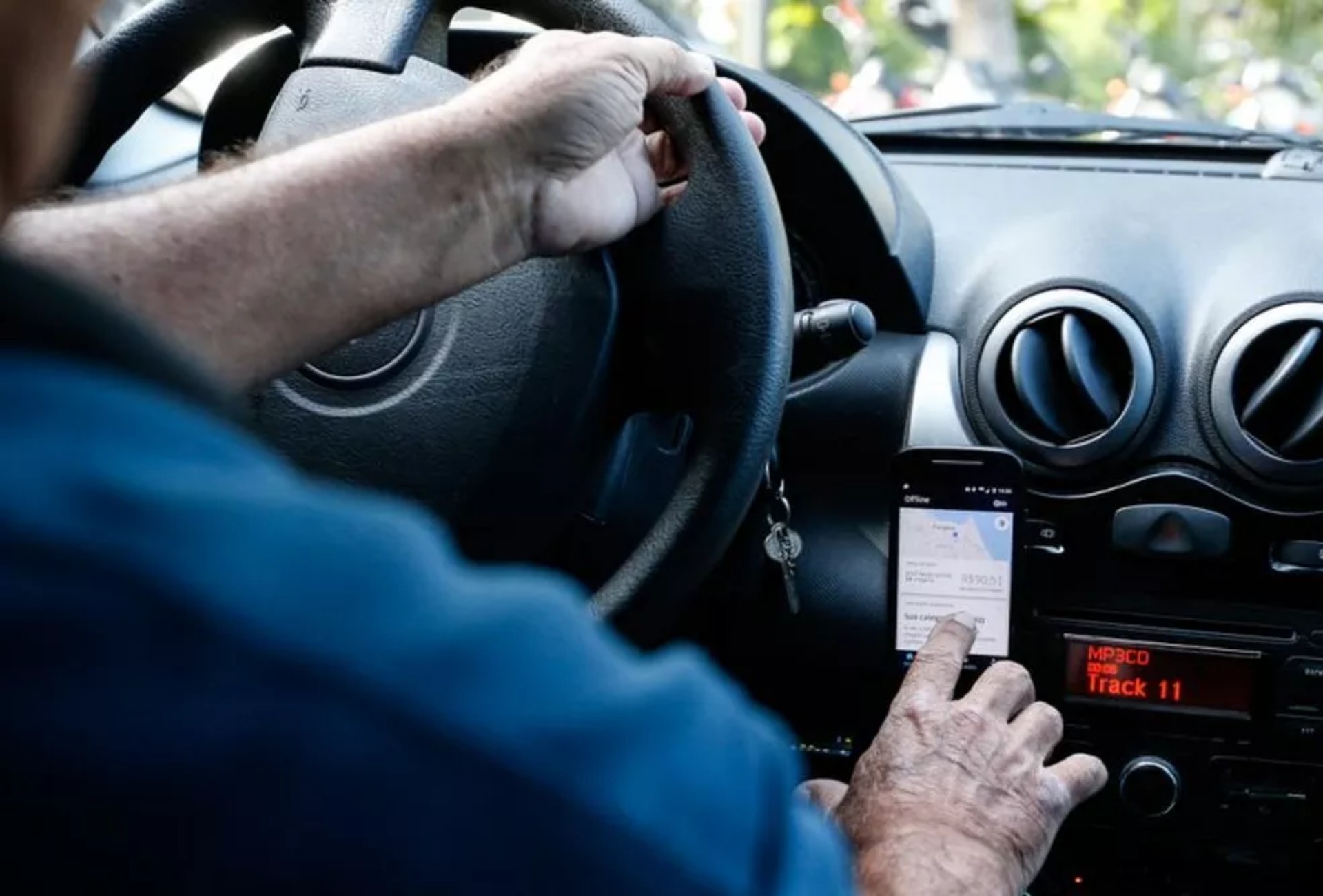 Justiça condena app a indenizar passageira que fraturou fêmur e clavícula em queda