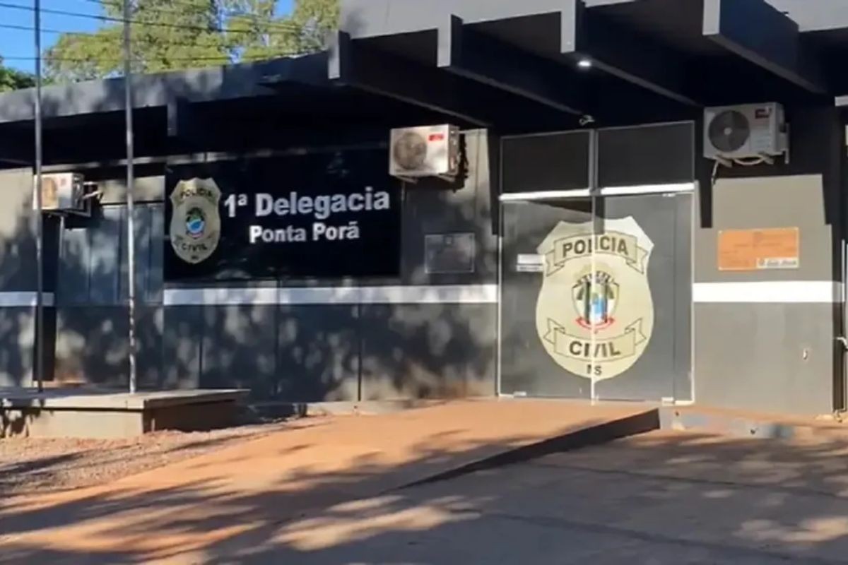 Mulher em cárcere privado foge enquanto companheiro dormia e é resgatada na fronteira com o Paraguai