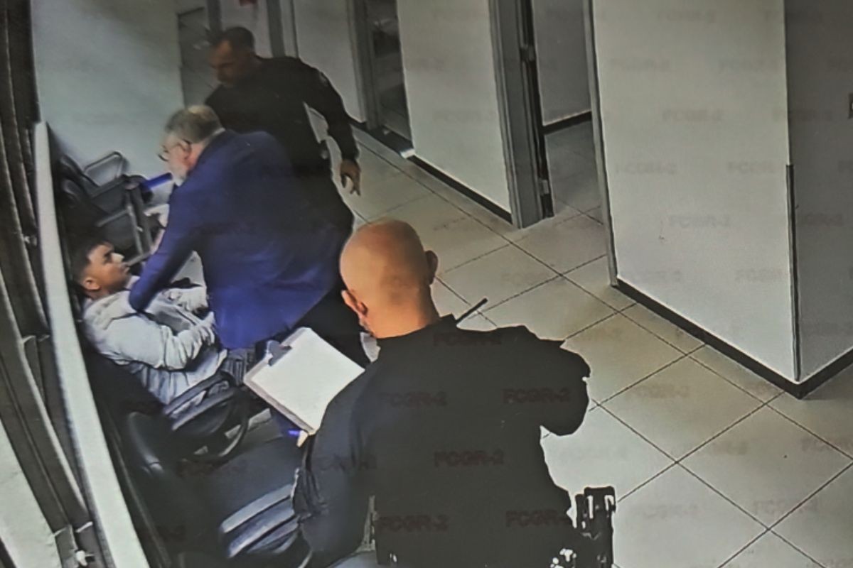 VÍDEO: Promotor agride preso durante audiência de custódia em fórum de Campo Grande