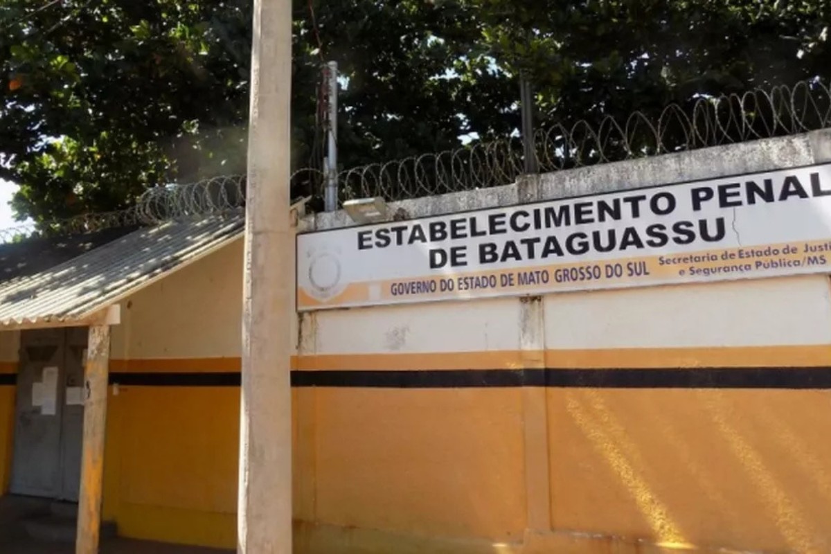 Preso usa pedaço de ferro para cavar parede de banheiro de cela e levanta suspeita de fuga em M...