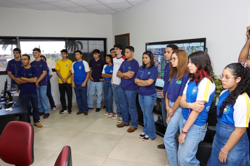 Alunos do projeto “Câmara Vai à Escola” conhecem Paço Municipal e visitam gabinete do prefeito...