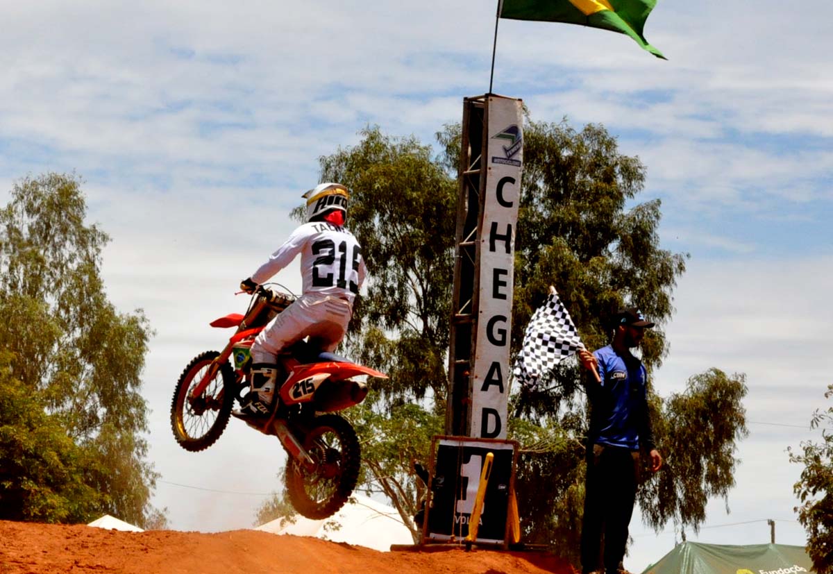 Cassilandense Talmelli conquista título estadual de motocross em Chapadão do Sul - O CORREIO NEWS