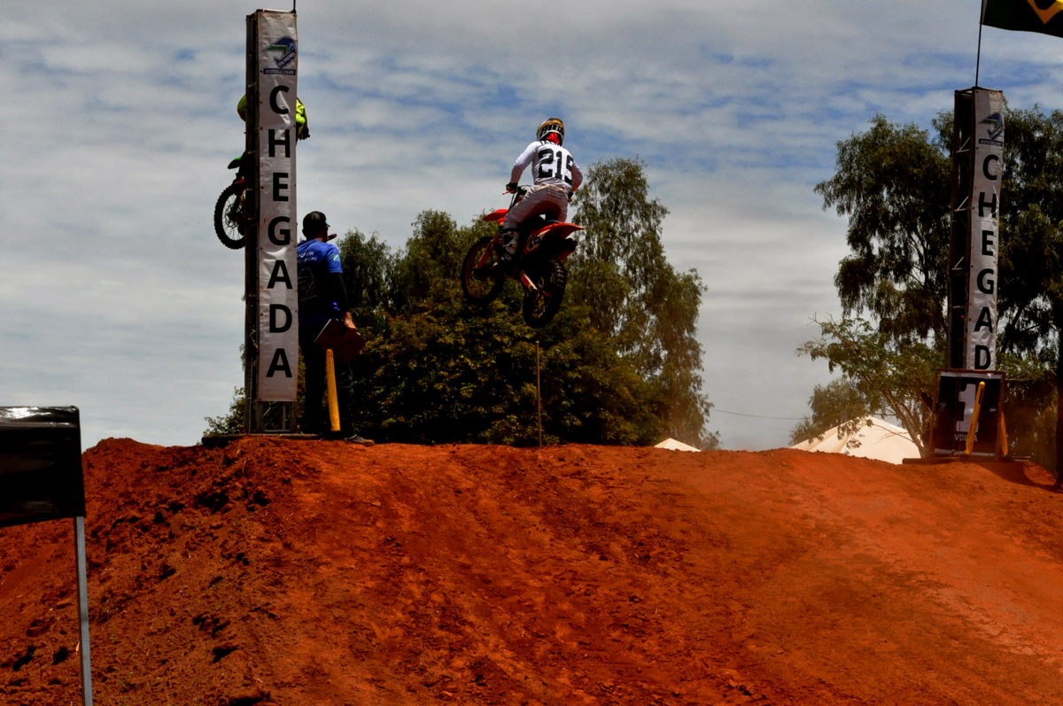 Cassilandense Talmelli conquista título estadual de motocross em Chapadão do Sul - O CORREIO NE...