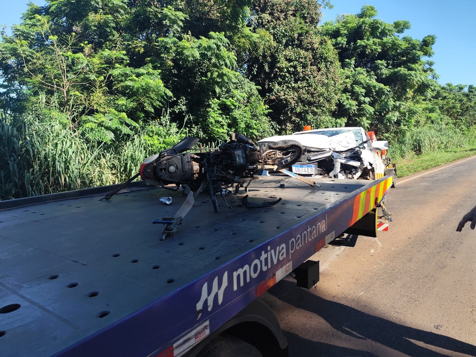 Jovem morre após bater moto em caminhonete de terceirizada que presta serviço para concessionária da BR-163